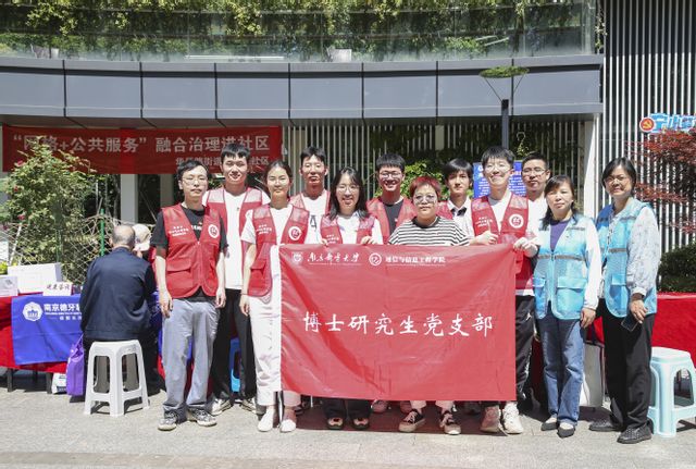 与虎踞关社区工作人员合影 与虎踞关社区工作人员合影