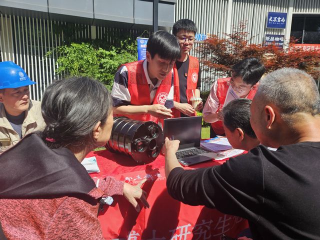 向社区居民介绍研究成果 向社区居民介绍研究成果