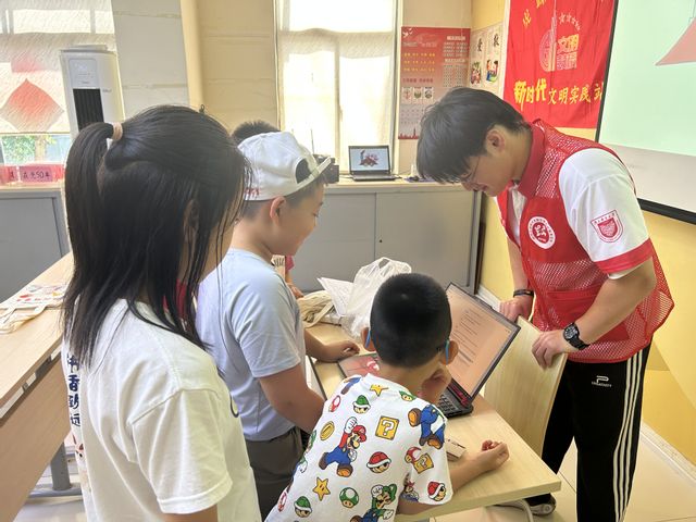 童翰阳同学带领青少年体验AI红色精神科普对话