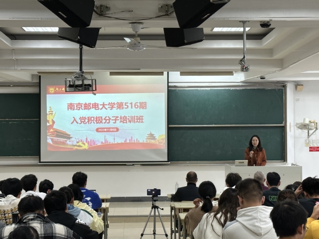班长李晨冉主持开班仪式